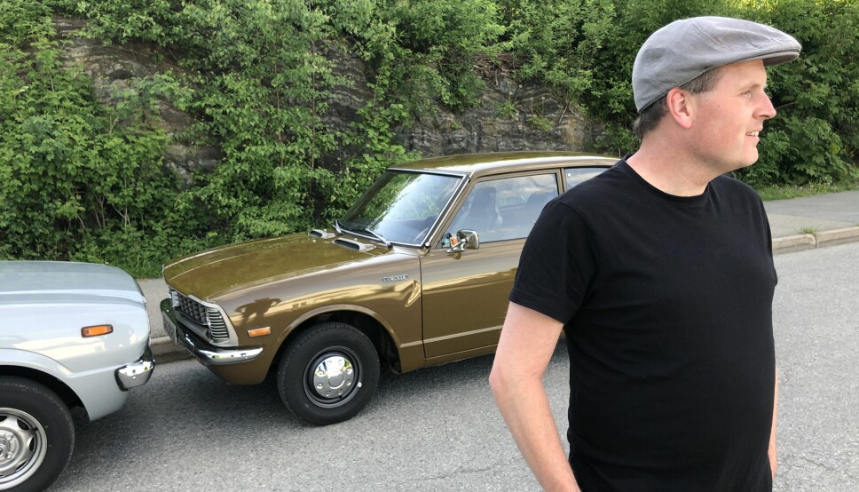 BRUN OG BLID: Ivar Andersen i Asker finner intens glede i hverdagsbilen Toyota Corolla, enten den er brunotsbrun eller sølvgrå.