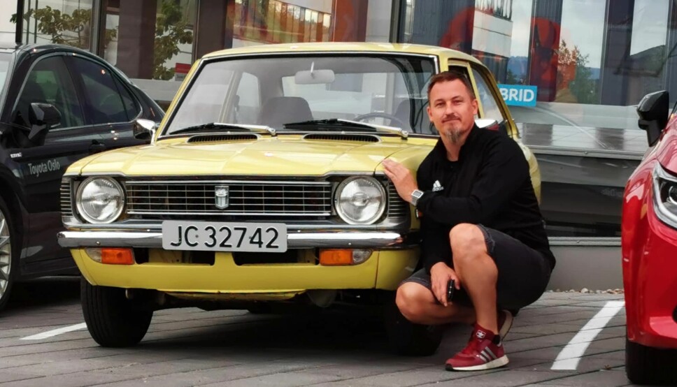 KNESTÅENDE: Stein Henning Baklie Myhre kjøpte vintage Toyota Corolla da pandemien satte en stopper for annen reisemoro. Her har han lukeparkert den mellom kliss nye Toyotaer hos en Oslo-forhandler.