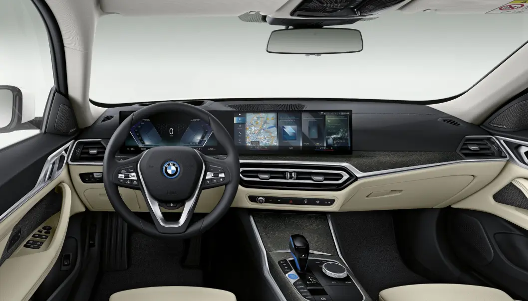 <span class=" font-weight-bold" data-lab-font_weight_desktop="font-weight-bold">SPLITTER NYTT:</span> Om utseendet på i4 er klassisk BMW, så er interiøret helt nytt. Det ypperlige betjeningshjulet i midtkonsollen er beholdt, og funksjonaliteten er generelt god. Vi er mer usikre på design og fargevalg. <span class=" font-weight-bold" data-lab-font_weight_desktop="font-weight-bold">SPLITTER NYTT:</span> Om utseendet på i4 er klassisk BMW, så er interiøret helt nytt. Det ypperlige betjeningshjulet i midtkonsollen er beholdt, og funksjonaliteten er generelt god. Vi er mer usikre på design og fargevalg.