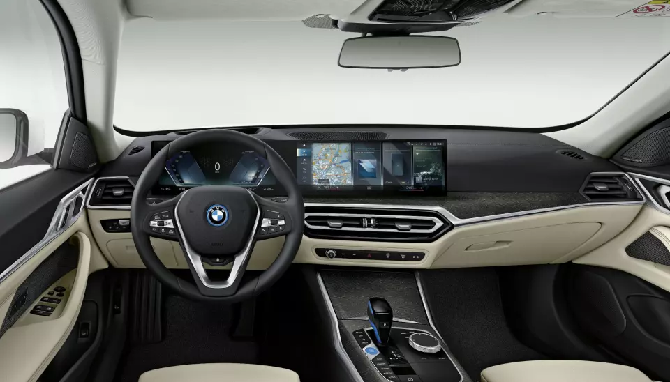 SPLITTER NYTT: Om utseendet på i4 er klassisk BMW, så er interiøret helt nytt. Det ypperlige betjeningshjulet i midtkonsollen er beholdt, og funksjonaliteten er generelt god. Vi er mer usikre på design og fargevalg.