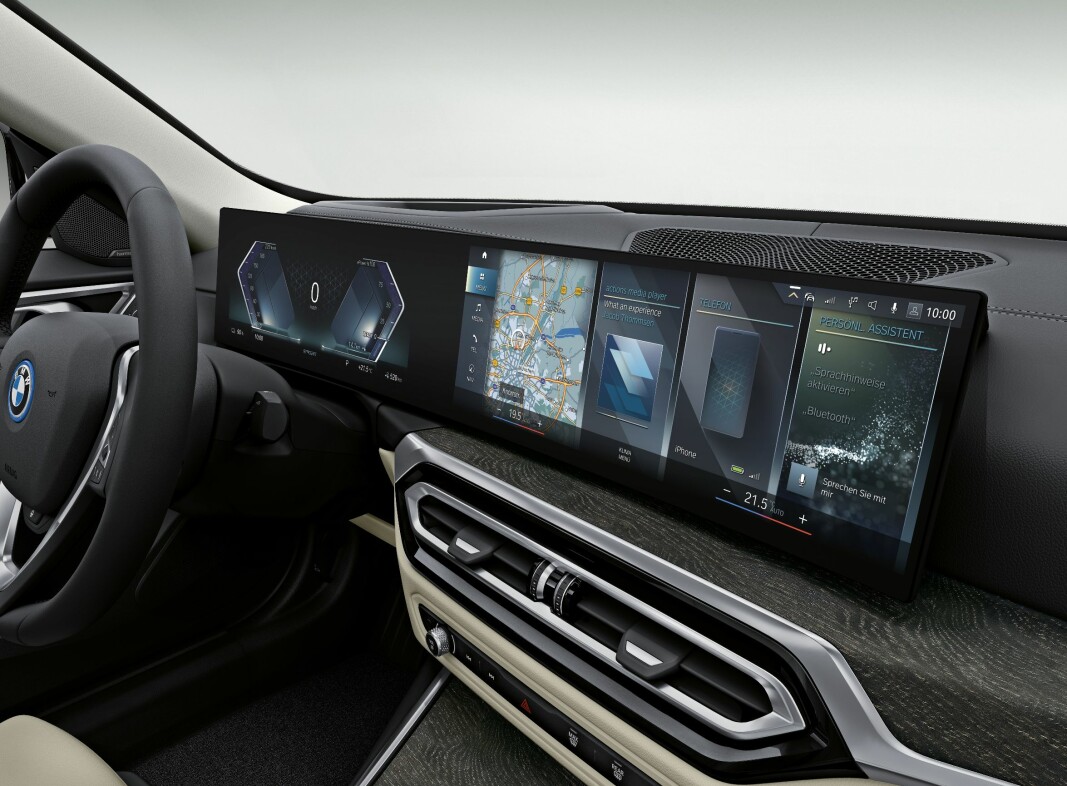SNASENT: Interiøret i BMW i4 er typisk for merket, men den kurvede dobbeltskjermen som kombinerer instrumentpanel og multimediaskjerm er ny.