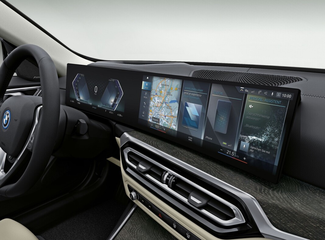 SNASENT: Interiøret i BMW i4 er typisk for merket, men den kurvede dobbeltskjermen som kombinerer instrumentpanel og multimediaskjerm er ny. SNASENT: Interiøret i BMW i4 er typisk for merket, men den kurvede dobbeltskjermen som kombinerer instrumentpanel og multimediaskjerm er ny.