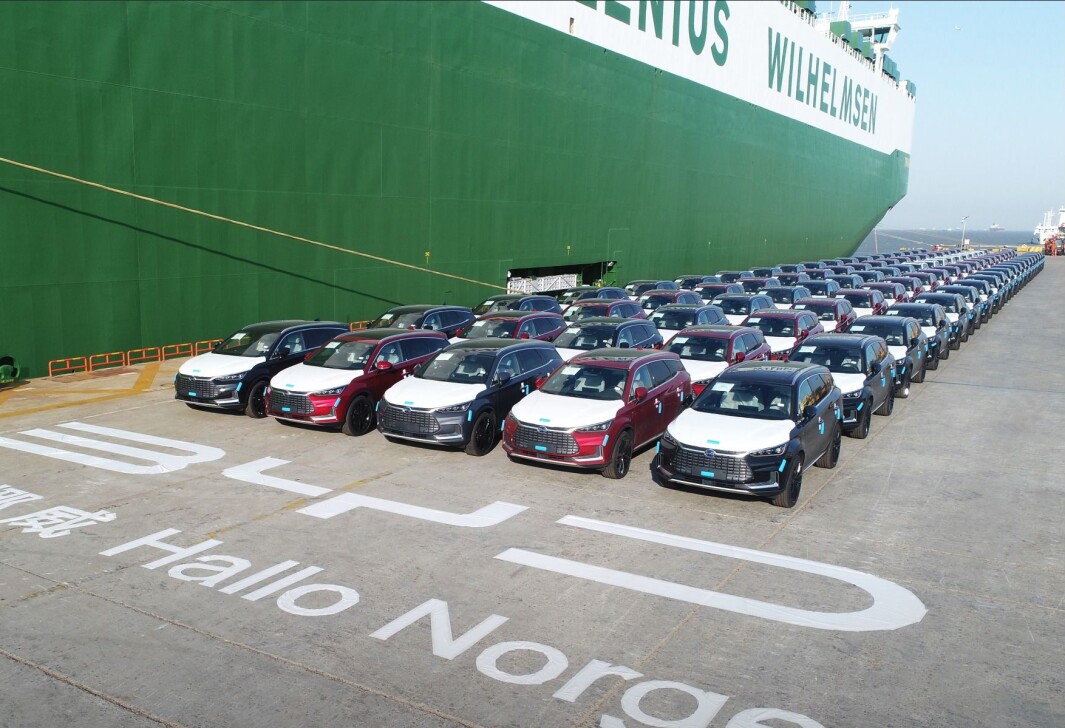 HILSEN FRA SHANGHAI: Her står første forsendelse av den elektriske SUV-en BYD Tang klar for å skipes til Norge. De 100 første er nå på vei. HILSEN FRA SHANGHAI: Her står første forsendelse av den elektriske SUV-en BYD Tang klar for å skipes til Norge. De 100 første er nå på vei.