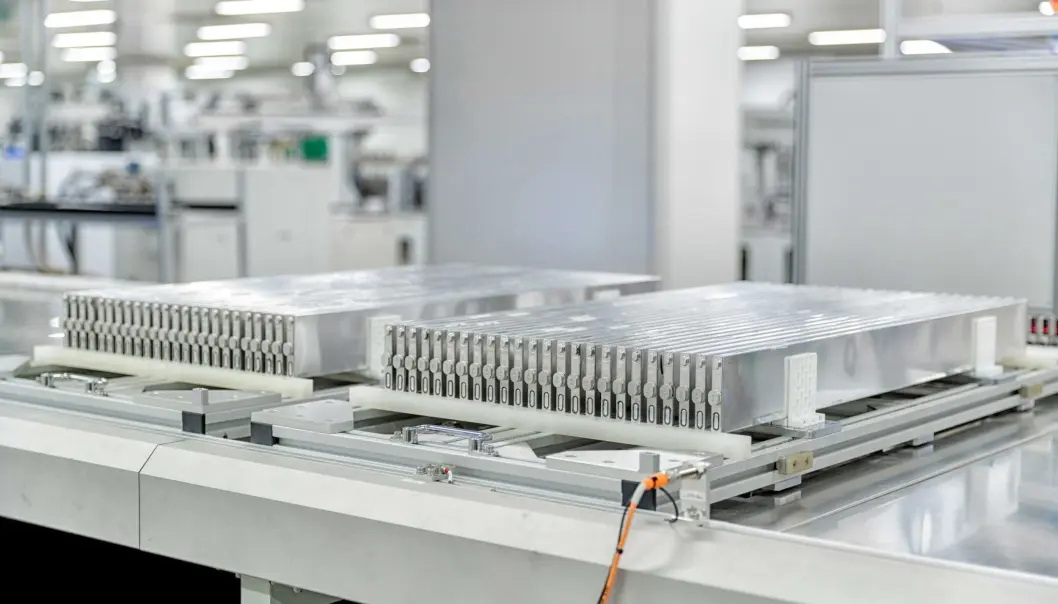 <span class=" font-weight-bold" data-lab-font_weight_desktop="font-weight-bold">LAMELL-TEKNOLOGI: </span>De såkalte blade-batteriene har lamellformede celler og skal være helt brannsikre. Lamell-celler eliminerer behovet for moduler - og batteriene er dermed såkalt cell-to pack, som er mindre kostbare å produsere. <span class=" font-weight-bold" data-lab-font_weight_desktop="font-weight-bold">LAMELL-TEKNOLOGI: </span>De såkalte blade-batteriene har lamellformede celler og skal være helt brannsikre. Lamell-celler eliminerer behovet for moduler - og batteriene er dermed såkalt cell-to pack, som er mindre kostbare å produsere.
