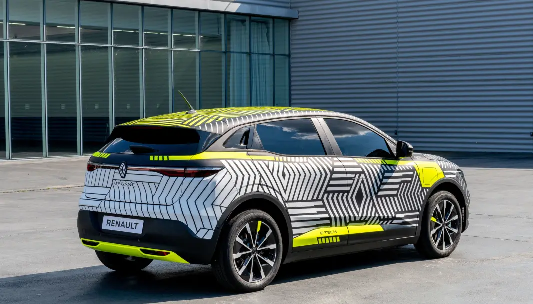 <span class=" font-weight-bold" data-lab-font_weight_desktop="font-weight-bold">ELEGANT: </span>Renault har et litt mindre spektakulært designuttrykk enn Nissan har med Ariya. Skrått bakfra ser den kompakt og elegant ut. <span class=" font-weight-bold" data-lab-font_weight_desktop="font-weight-bold">ELEGANT: </span>Renault har et litt mindre spektakulært designuttrykk enn Nissan har med Ariya. Skrått bakfra ser den kompakt og elegant ut.
