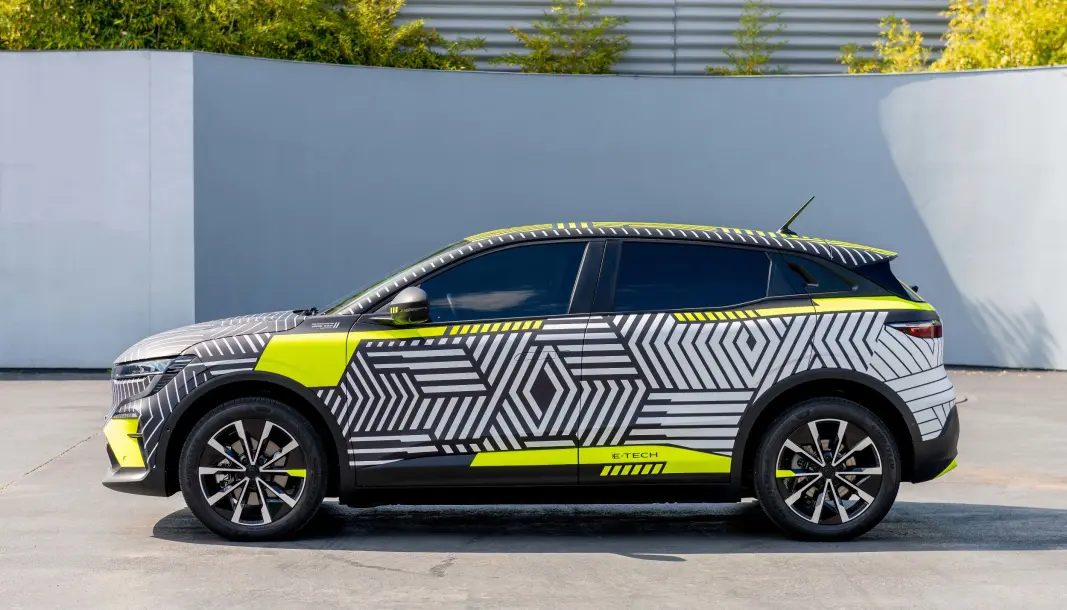 <span class=" font-weight-bold" data-lab-font_weight_desktop="font-weight-bold">SUV-PREG:</span> Fra siden ser man lettest SUV-dimensjonene. I likhet med tvilling Nissan Ariya, legger den seg noen centimeter under konkurrenter som Skoda Enyaq og VW ID.4. <span class=" font-weight-bold" data-lab-font_weight_desktop="font-weight-bold">SUV-PREG:</span> Fra siden ser man lettest SUV-dimensjonene. I likhet med tvilling Nissan Ariya, legger den seg noen centimeter under konkurrenter som Skoda Enyaq og VW ID.4.
