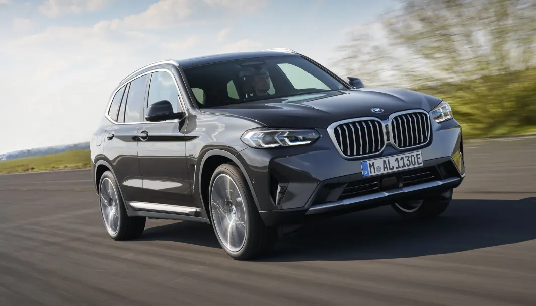 NYHET: Smalere LED-lykter kjennetegner fronten til nye BMW X3. NYHET: Smalere LED-lykter kjennetegner fronten til nye BMW X3.
