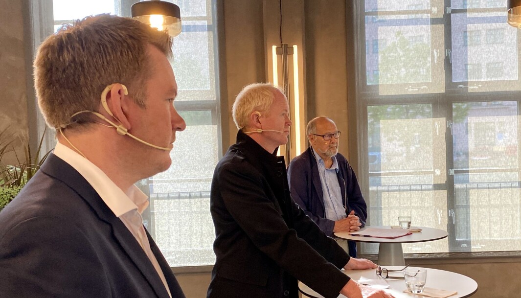 <span class="font-weight-bold" data-lab-font_weight_desktop="font-weight-bold">INGEN AVGIFTSLETTE:</span> Statssekretær Anders Tyvand (KrF) i Samferdselsdepartementet og stortingsrepresentantene Lars Haltbrekken (SV) og Svein Roald Hansen (Ap), nærmest vinduet. <span class="font-weight-bold" data-lab-font_weight_desktop="font-weight-bold">INGEN AVGIFTSLETTE:</span> Statssekretær Anders Tyvand (KrF) i Samferdselsdepartementet og stortingsrepresentantene Lars Haltbrekken (SV) og Svein Roald Hansen (Ap), nærmest vinduet.