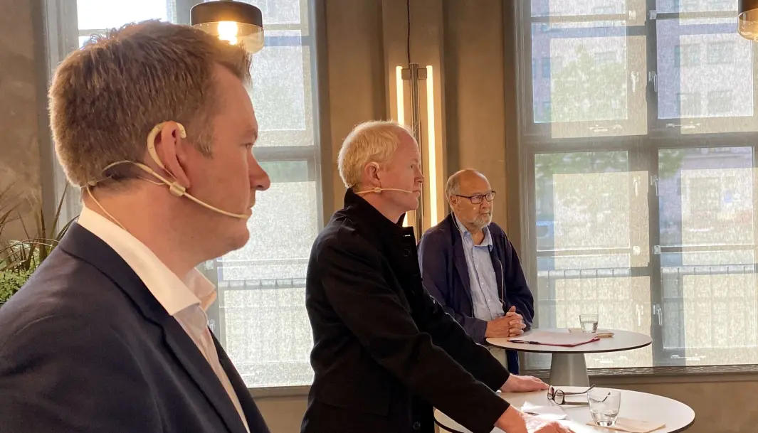 <span class="font-weight-bold" data-lab-font_weight_desktop="font-weight-bold">INGEN AVGIFTSLETTE:</span> Statssekretær Anders Tyvand (KrF) i Samferdselsdepartementet og stortingsrepresentantene Lars Haltbrekken (SV) og Svein Roald Hansen (Ap), nærmest vinduet. <span class="font-weight-bold" data-lab-font_weight_desktop="font-weight-bold">INGEN AVGIFTSLETTE:</span> Statssekretær Anders Tyvand (KrF) i Samferdselsdepartementet og stortingsrepresentantene Lars Haltbrekken (SV) og Svein Roald Hansen (Ap), nærmest vinduet.