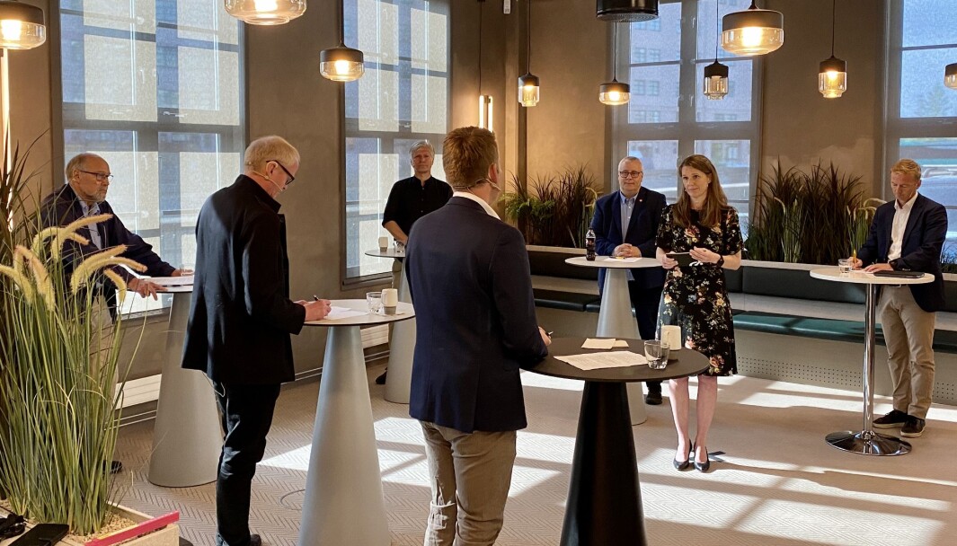 BILAVGIFTER: Politikerdebatt med (fra venstre i bildet) Svein Roald Hansen (Ap), Lars Haltbrekken (SV), Ola Elvestuen (V), Anders Tyvand (KrF) med ryggen til, Bård Hoksrud (FrP), Camilla Ryste fra NAF og Helge Orten (H). BILAVGIFTER: Politikerdebatt med (fra venstre i bildet) Svein Roald Hansen (Ap), Lars Haltbrekken (SV), Ola Elvestuen (V), Anders Tyvand (KrF) med ryggen til, Bård Hoksrud (FrP), Camilla Ryste fra NAF og Helge Orten (H).