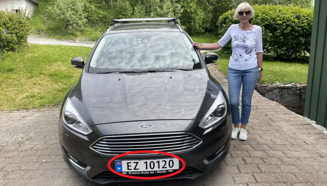 FEIL SKILT: Toril V. Lundestad med sin Ford Focus, som ikke går på elektrisitet. FEIL SKILT: Toril V. Lundestad med sin Ford Focus, som ikke går på elektrisitet.