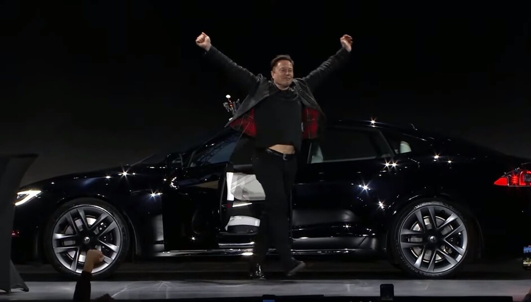 REKORDBIL: Elon Musk kjørte selv fartsvidunderet Model S Plaid opp på scenen foran fansen. De første 25 eksemplarene ble levert til kunder under begivenheten. REKORDBIL: Elon Musk kjørte selv fartsvidunderet Model S Plaid opp på scenen foran fansen. De første 25 eksemplarene ble levert til kunder under begivenheten.