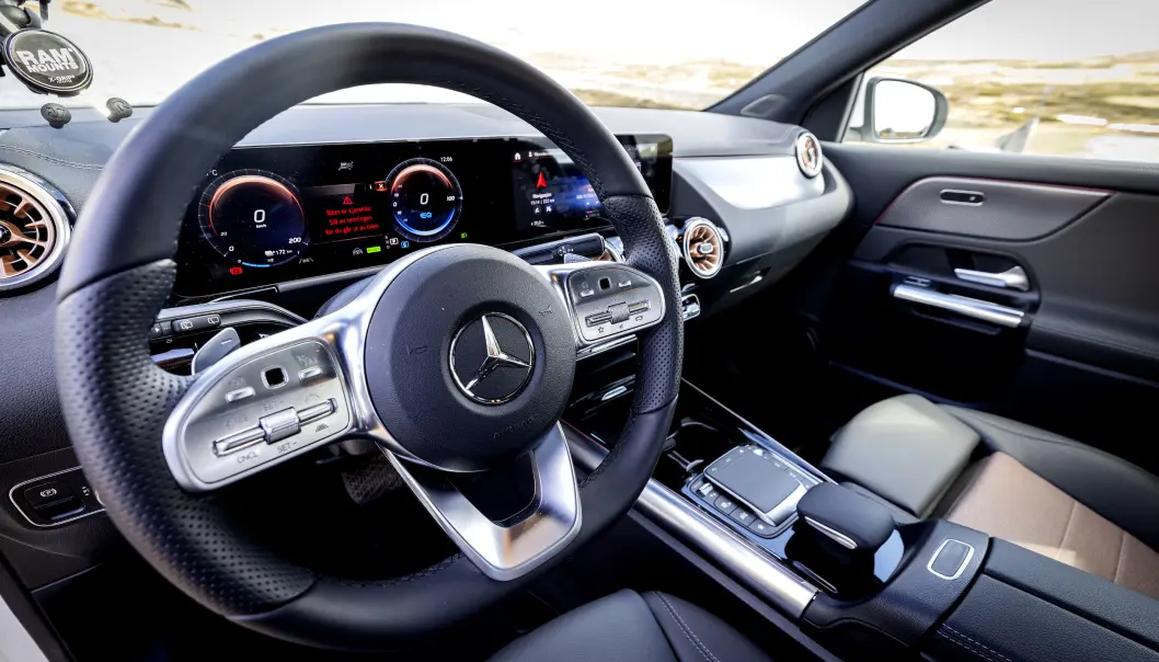 <span class=" font-weight-bold" data-lab-font_weight_desktop="font-weight-bold">LUKSUS: </span>Førermiljøet er kjent fra øvrige Mercedes-modeller, men er fortsatt moderne. Instrumenter og skjermer er meget gode og setene utsøkte. <span class=" font-weight-bold" data-lab-font_weight_desktop="font-weight-bold">LUKSUS: </span>Førermiljøet er kjent fra øvrige Mercedes-modeller, men er fortsatt moderne. Instrumenter og skjermer er meget gode og setene utsøkte.