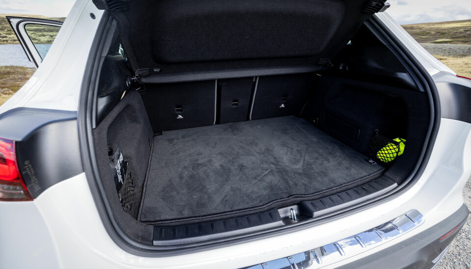 DÅRLIG: Her er det ikke mer plass enn i en småbil. Praktisk gjennomlastingsluke forhindrer stryk.