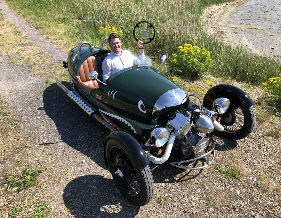 <span class="font-weight-bold" data-lab-font_weight_desktop="font-weight-bold">RATT SOM DET ER:</span> Kåre Anda Aronsen utroper rattet til Morgan Threewheelers fjerde hjul. Kringla kan enkelt vippes av for å lette inn- og utstigning i den syltrange cockpiten. <span class="font-weight-bold" data-lab-font_weight_desktop="font-weight-bold">RATT SOM DET ER:</span> Kåre Anda Aronsen utroper rattet til Morgan Threewheelers fjerde hjul. Kringla kan enkelt vippes av for å lette inn- og utstigning i den syltrange cockpiten.