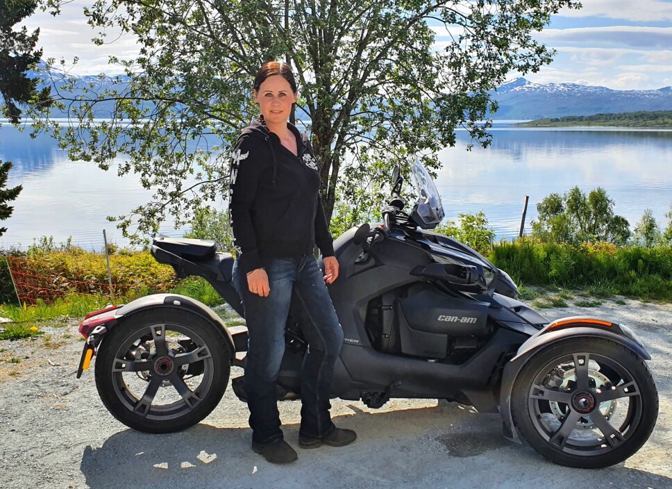 INSEKTSOMMER: Marianne Olsen kaller sykkelen «Kleggen» fordi den ligger som en ... klegg på veien.