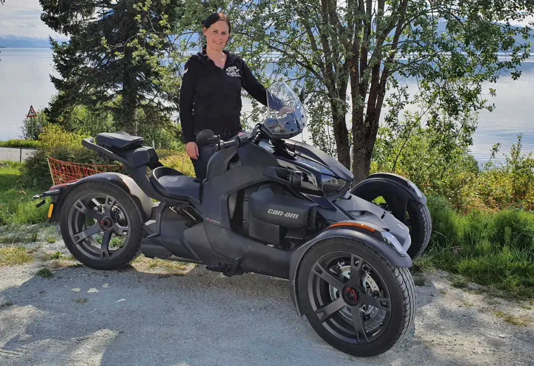 <span class="font-weight-bold" data-lab-font_weight_desktop="font-weight-bold">DET BESTE AV TO VERDENER:</span> Marianne Olsen i Troms mener tre hjul er en perfekt mellomting mellom motorsykkel og bil. <span class="font-weight-bold" data-lab-font_weight_desktop="font-weight-bold">DET BESTE AV TO VERDENER:</span> Marianne Olsen i Troms mener tre hjul er en perfekt mellomting mellom motorsykkel og bil.