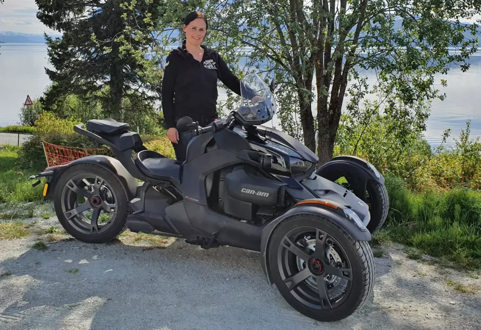 DET BESTE AV TO VERDENER: Marianne Olsen i Troms mener tre hjul er en perfekt mellomting mellom motorsykkel og bil.