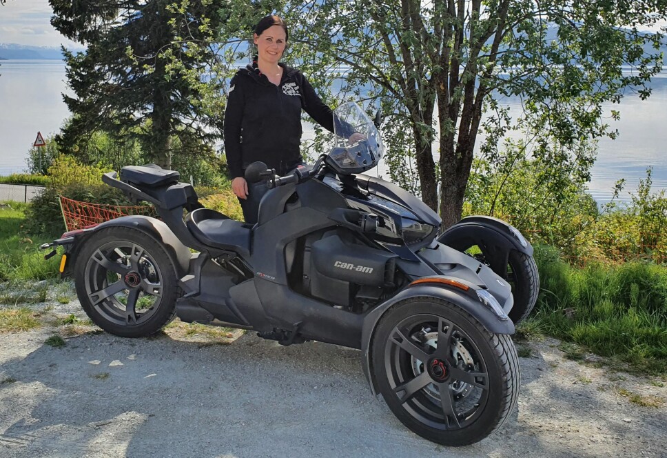 DET BESTE AV TO VERDENER: Marianne Olsen i Troms mener tre hjul er en perfekt mellomting mellom motorsykkel og bil.