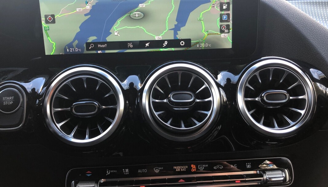 <span class=" font-weight-bold" data-lab-font_weight_desktop="font-weight-bold">KVALITET: </span>I likhet med de øvrige, mindre Mercedesene, er kvaliteten på skjermer og detaljene høy også i EQA. <span class=" font-weight-bold" data-lab-font_weight_desktop="font-weight-bold">KVALITET: </span>I likhet med de øvrige, mindre Mercedesene, er kvaliteten på skjermer og detaljene høy også i EQA.