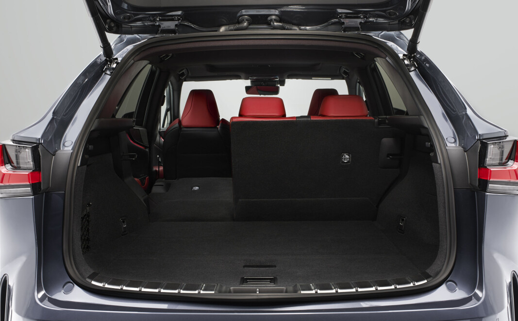 <span class=" font-weight-bold" data-lab-font_weight_desktop="font-weight-bold">GJESTFRIHET: </span>Lexus liker å slå om seg med tradisjonelle japanske begreper for å forklare sin tilnærming til interiør. Eksempelvis Omotenashi, som indikerer noe innbydende, gjestfritt. Førermiljøet beskrives med begrepet Tazuna, som beskriver en rytter med kontroll på sin hest og som indikerer at føreren har kontroll til enhver tid - etter prinsippet «hendene på rattet, øynene på veien». Likeledes håndverkstilnærmingen til interiørkvalitet, Takumi, med bruk av materialer av høy kvalitet som både ser og føles bra ut. Vi forventer for øvrig at bilen vil oppleves særdeles stillegående. <span class=" font-weight-bold" data-lab-font_weight_desktop="font-weight-bold">GJESTFRIHET: </span>Lexus liker å slå om seg med tradisjonelle japanske begreper for å forklare sin tilnærming til interiør. Eksempelvis Omotenashi, som indikerer noe innbydende, gjestfritt. Førermiljøet beskrives med begrepet Tazuna, som beskriver en rytter med kontroll på sin hest og som indikerer at føreren har kontroll til enhver tid - etter prinsippet «hendene på rattet, øynene på veien». Likeledes håndverkstilnærmingen til interiørkvalitet, Takumi, med bruk av materialer av høy kvalitet som både ser og føles bra ut. Vi forventer for øvrig at bilen vil oppleves særdeles stillegående.