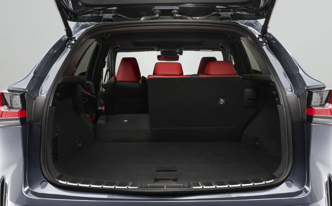 <span class=" font-weight-bold" data-lab-font_weight_desktop="font-weight-bold">GJESTFRIHET: </span>Lexus liker å slå om seg med tradisjonelle japanske begreper for å forklare sin tilnærming til interiør. Eksempelvis Omotenashi, som indikerer noe innbydende, gjestfritt. Førermiljøet beskrives med begrepet Tazuna, som beskriver en rytter med kontroll på sin hest og som indikerer at føreren har kontroll til enhver tid - etter prinsippet «hendene på rattet, øynene på veien». Likeledes håndverkstilnærmingen til interiørkvalitet, Takumi, med bruk av materialer av høy kvalitet som både ser og føles bra ut. Vi forventer for øvrig at bilen vil oppleves særdeles stillegående. <span class=" font-weight-bold" data-lab-font_weight_desktop="font-weight-bold">GJESTFRIHET: </span>Lexus liker å slå om seg med tradisjonelle japanske begreper for å forklare sin tilnærming til interiør. Eksempelvis Omotenashi, som indikerer noe innbydende, gjestfritt. Førermiljøet beskrives med begrepet Tazuna, som beskriver en rytter med kontroll på sin hest og som indikerer at føreren har kontroll til enhver tid - etter prinsippet «hendene på rattet, øynene på veien». Likeledes håndverkstilnærmingen til interiørkvalitet, Takumi, med bruk av materialer av høy kvalitet som både ser og føles bra ut. Vi forventer for øvrig at bilen vil oppleves særdeles stillegående.