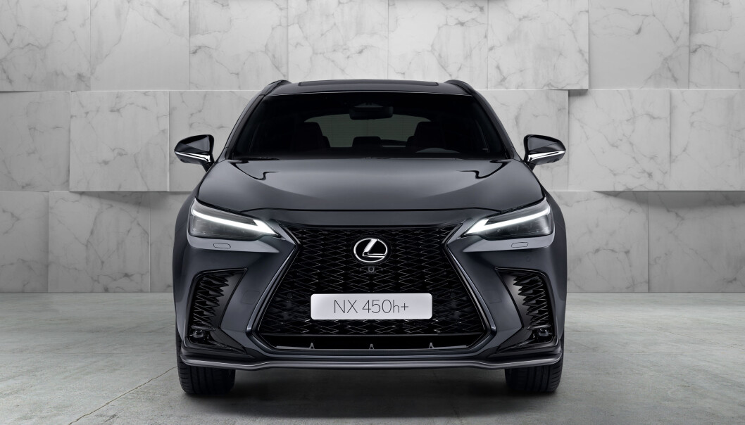 <span class=" font-weight-bold" data-lab-font_weight_desktop="font-weight-bold">RAV4-BASERT: </span>En luksus-versjon av Toyotas suksess-modell er det man kan anse Lexus 450h+ for å være. Det er slett ikke til forkleinelse for modellen, selv om Lexus selv nokønsker at man skal se dem som noe helt for seg selv. Både design utvendig og interiøret gjør da også at bilen av kundene utvilsomt vil oppleves som en helt egen og annerledes modell. <span class=" font-weight-bold" data-lab-font_weight_desktop="font-weight-bold">RAV4-BASERT: </span>En luksus-versjon av Toyotas suksess-modell er det man kan anse Lexus 450h+ for å være. Det er slett ikke til forkleinelse for modellen, selv om Lexus selv nokønsker at man skal se dem som noe helt for seg selv. Både design utvendig og interiøret gjør da også at bilen av kundene utvilsomt vil oppleves som en helt egen og annerledes modell.