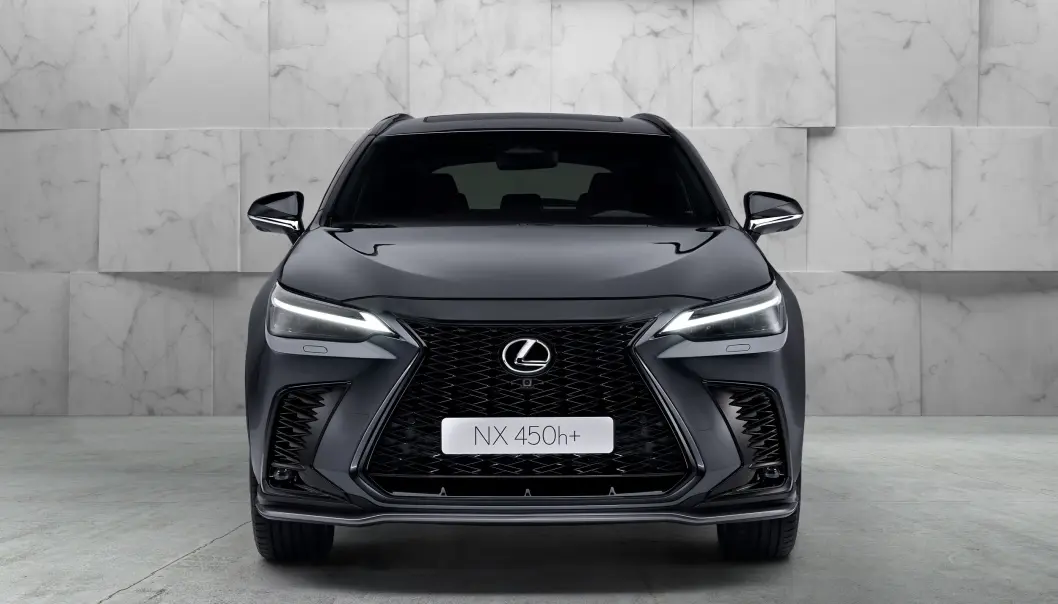 <span class=" font-weight-bold" data-lab-font_weight_desktop="font-weight-bold">RAV4-BASERT: </span>En luksus-versjon av Toyotas suksess-modell er det man kan anse Lexus 450h+ for å være. Det er slett ikke til forkleinelse for modellen, selv om Lexus selv nokønsker at man skal se dem som noe helt for seg selv. Både design utvendig og interiøret gjør da også at bilen av kundene utvilsomt vil oppleves som en helt egen og annerledes modell. <span class=" font-weight-bold" data-lab-font_weight_desktop="font-weight-bold">RAV4-BASERT: </span>En luksus-versjon av Toyotas suksess-modell er det man kan anse Lexus 450h+ for å være. Det er slett ikke til forkleinelse for modellen, selv om Lexus selv nokønsker at man skal se dem som noe helt for seg selv. Både design utvendig og interiøret gjør da også at bilen av kundene utvilsomt vil oppleves som en helt egen og annerledes modell.