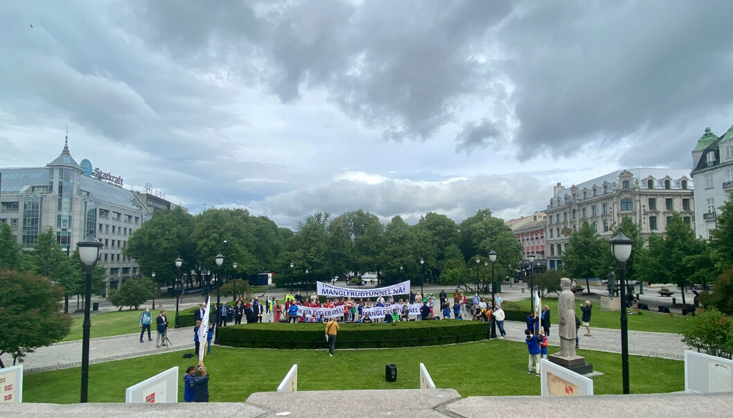 MARKERING: Demonstranter foran Stortinget ba om tryggere vei og mindre støy på Oslo øst. De fikk gode ord, men ingen vedtak, under mandagens NTP-debatt. MARKERING: Demonstranter foran Stortinget ba om tryggere vei og mindre støy på Oslo øst. De fikk gode ord, men ingen vedtak, under mandagens NTP-debatt.