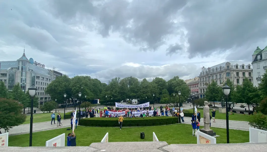 MARKERING: Demonstranter foran Stortinget ba om tryggere vei og mindre støy på Oslo øst. De fikk gode ord, men ingen vedtak, under mandagens NTP-debatt. MARKERING: Demonstranter foran Stortinget ba om tryggere vei og mindre støy på Oslo øst. De fikk gode ord, men ingen vedtak, under mandagens NTP-debatt.