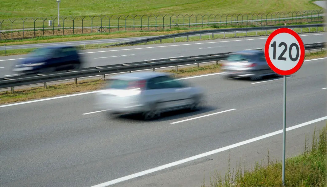 GØNNER PÅ: I dag får Frp flertall i Stortinget for å teste en fartsgrense på 120 km/t på utvalgte strekninger. GØNNER PÅ: I dag får Frp flertall i Stortinget for å teste en fartsgrense på 120 km/t på utvalgte strekninger.