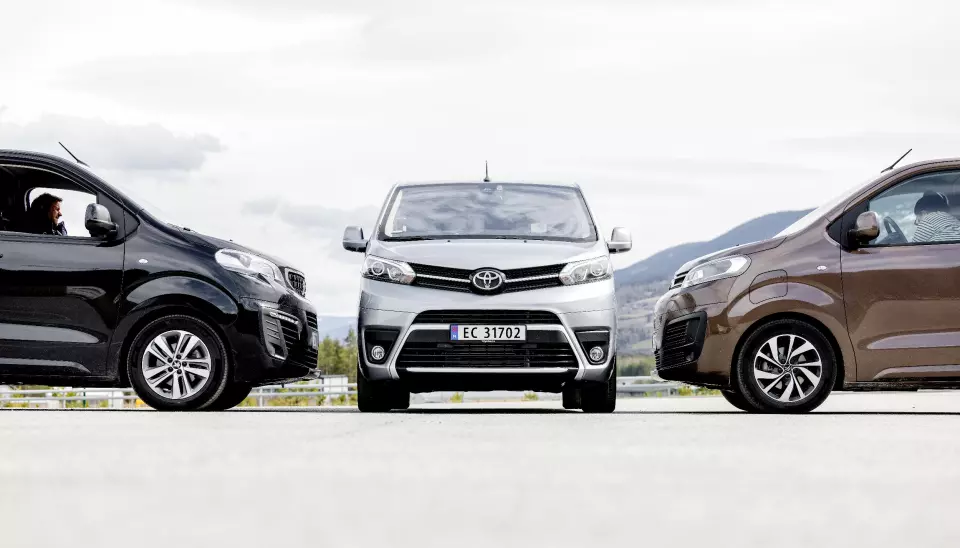 TRILLINGER: Bare grillen og noen emblemer her og der, skiller Toyota (i midten) fra Peugeot (t.v.) og Citroën. Under skallet er alt identisk.