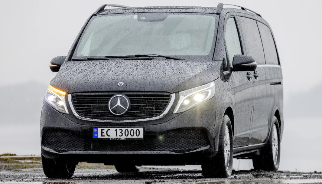ELEKTRISK V: Med EQV har Mercedes gitt V-klasse-kundene det elektriske alternativet som muliggjør en elbil-klassereise også for storfamiliene. ELEKTRISK V: Med EQV har Mercedes gitt V-klasse-kundene det elektriske alternativet som muliggjør en elbil-klassereise også for storfamiliene.
