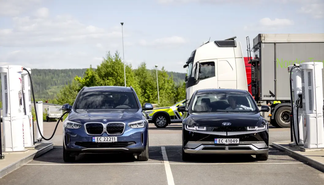 <span class=" font-weight-bold" data-lab-font_weight_desktop="font-weight-bold">IMPONERTE:</span> Ioniq 5 (t.h.) imponerte ved ladestasjonen, mens BMW iX3 imponerte med rekkevidden i sommerens store elbiltest i regi av Motor og NAF. <span class=" font-weight-bold" data-lab-font_weight_desktop="font-weight-bold">IMPONERTE:</span> Ioniq 5 (t.h.) imponerte ved ladestasjonen, mens BMW iX3 imponerte med rekkevidden i sommerens store elbiltest i regi av Motor og NAF.