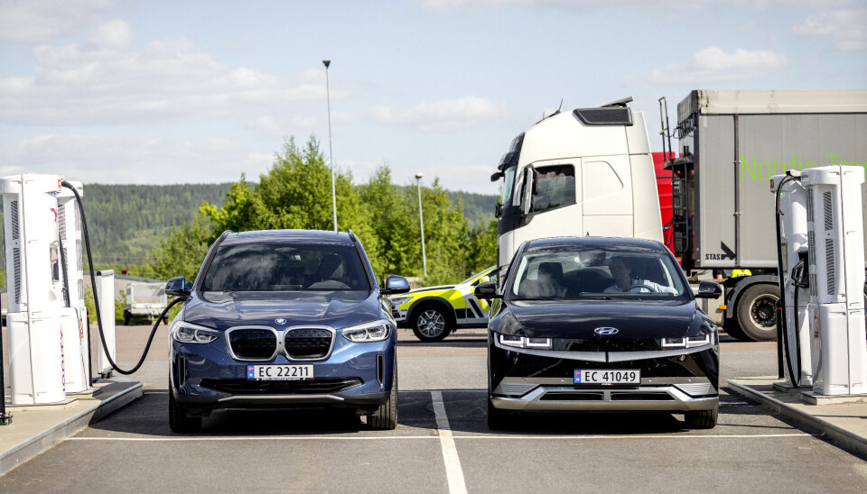 IMPONERTE: Ioniq 5 (t.h.) imponerte ved ladestasjonen, mens BMW iX3 imponerte med rekkevidden i sommerens store elbiltest i regi av Motor og NAF.
