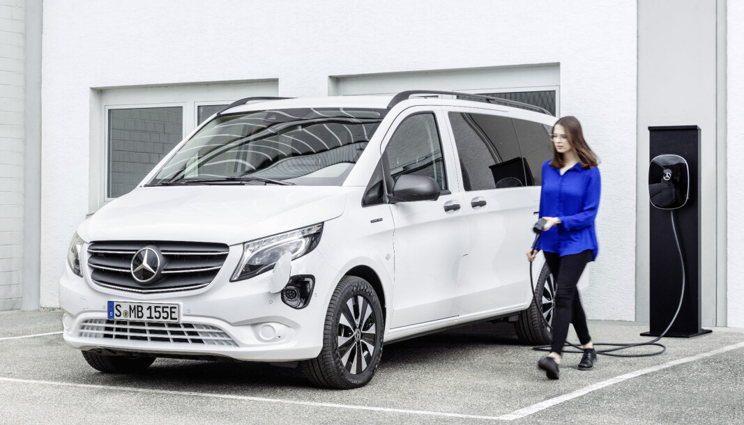 RIMELIGERE STORSTJERNE: V-klassens varebilbasis er tydeligere i nye eVito Tourer Long Range, som nå er i salg i Norge. RIMELIGERE STORSTJERNE: V-klassens varebilbasis er tydeligere i nye eVito Tourer Long Range, som nå er i salg i Norge.