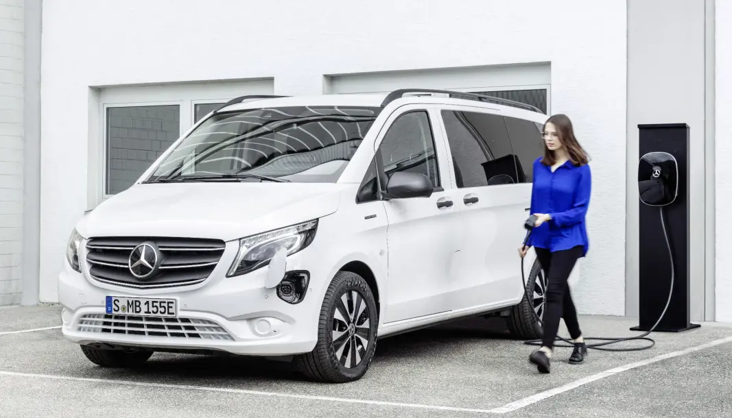 RIMELIGERE STORSTJERNE: V-klassens varebilbasis er tydeligere i nye eVito Tourer Long Range, som nå er i salg i Norge. RIMELIGERE STORSTJERNE: V-klassens varebilbasis er tydeligere i nye eVito Tourer Long Range, som nå er i salg i Norge.