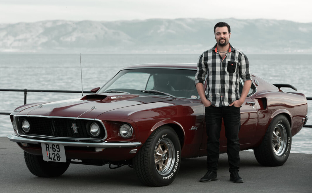<span class="font-weight-bold" data-lab-font_weight_desktop="font-weight-bold">DEN GROMMESTE: </span>Ole Johnny Moland Hagen ser Ford Mustang som et blankt lerret man kan fylle med så mye stæsj og krefter man bare vil. <span class="font-weight-bold" data-lab-font_weight_desktop="font-weight-bold">DEN GROMMESTE: </span>Ole Johnny Moland Hagen ser Ford Mustang som et blankt lerret man kan fylle med så mye stæsj og krefter man bare vil.