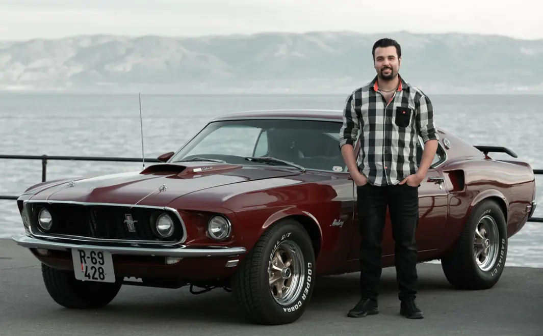<span class="font-weight-bold" data-lab-font_weight_desktop="font-weight-bold">DEN GROMMESTE: </span>Ole Johnny Moland Hagen ser Ford Mustang som et blankt lerret man kan fylle med så mye stæsj og krefter man bare vil. <span class="font-weight-bold" data-lab-font_weight_desktop="font-weight-bold">DEN GROMMESTE: </span>Ole Johnny Moland Hagen ser Ford Mustang som et blankt lerret man kan fylle med så mye stæsj og krefter man bare vil.