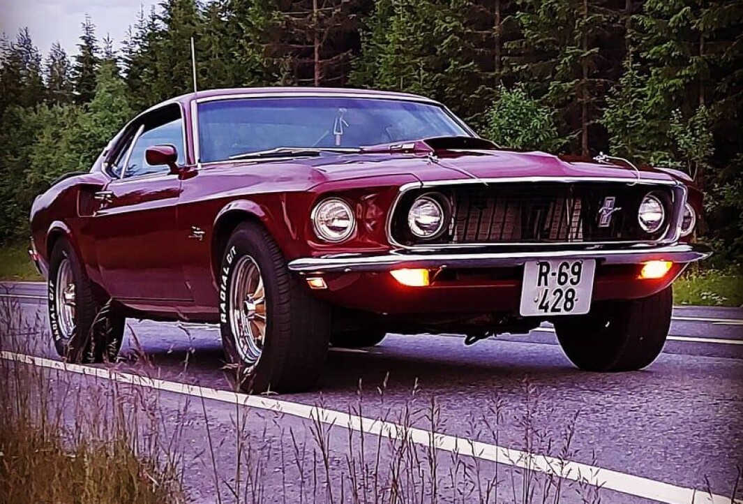 <span class="font-weight-bold" data-lab-font_weight_desktop="font-weight-bold">LØVEBRØL:</span> Oppsynet til Mustangen til Ole Johnny Moland Hagen er egnet til å skremme fanden på flatmark. Ford Mustang er strengt tatt en såkalt «pony car», men er her såpass oppgradert at enkelte vil gå med på å kalle den en «muscle car». <span class="font-weight-bold" data-lab-font_weight_desktop="font-weight-bold">LØVEBRØL:</span> Oppsynet til Mustangen til Ole Johnny Moland Hagen er egnet til å skremme fanden på flatmark. Ford Mustang er strengt tatt en såkalt «pony car», men er her såpass oppgradert at enkelte vil gå med på å kalle den en «muscle car».