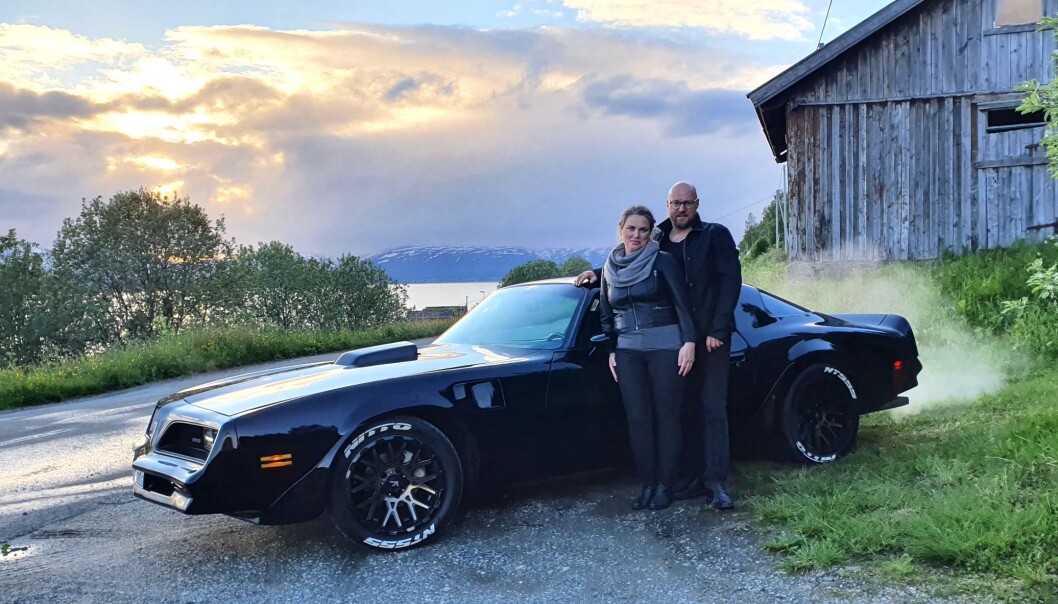 <span class="font-weight-bold" data-lab-font_weight_desktop="font-weight-bold">SVART KATT: </span>Marita Pedersen og Sigurd Sagatun nyter Pontiac Trans Am etter at bilen har fått en rekke personlige oppgraderinger – som også inkluderer LED-lys rund baut . <span class="font-weight-bold" data-lab-font_weight_desktop="font-weight-bold">SVART KATT: </span>Marita Pedersen og Sigurd Sagatun nyter Pontiac Trans Am etter at bilen har fått en rekke personlige oppgraderinger – som også inkluderer LED-lys rund baut .