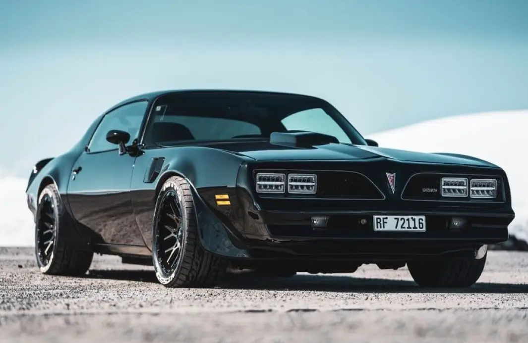 <span class="font-weight-bold" data-lab-font_weight_desktop="font-weight-bold">TØFFERE ENN TOGET:</span> Sigurd Sagatun har modifisert sin Pontiac Trans Am slik at bilen får etr eget utseende og krefter som langt overgår standardutgaven. <span class="font-weight-bold" data-lab-font_weight_desktop="font-weight-bold">TØFFERE ENN TOGET:</span> Sigurd Sagatun har modifisert sin Pontiac Trans Am slik at bilen får etr eget utseende og krefter som langt overgår standardutgaven.