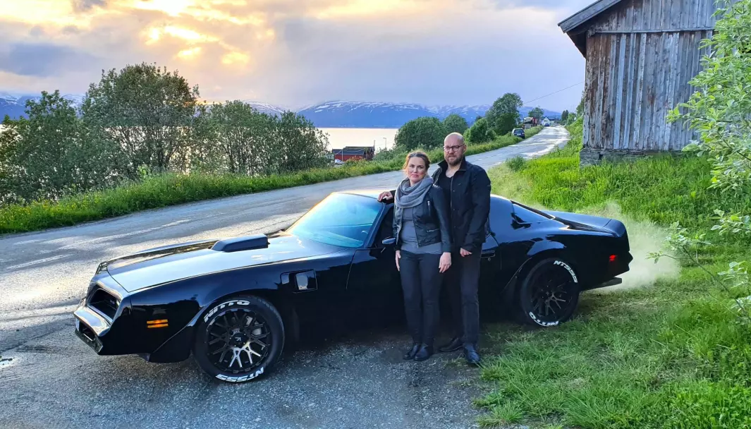 SVART MAGI: Pontiac Trans Am-entusiastene Sigurd Sagatun og samboer Marita Pedersen i Tromsø har valgt en klassisk muskelbil-look: helsort tvers igjennom.