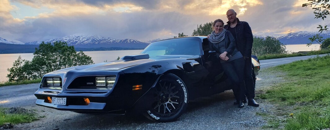 <span class="font-weight-bold" data-lab-font_weight_desktop="font-weight-bold">LYNVINGEN:</span> Pontiac Trans Am-eier Sigurd Sagatun og samboer Marita Pedersen i Tromsø skaper noe nær lyn og torden når de kommer kjørende i muskelbilen. <span class="font-weight-bold" data-lab-font_weight_desktop="font-weight-bold">LYNVINGEN:</span> Pontiac Trans Am-eier Sigurd Sagatun og samboer Marita Pedersen i Tromsø skaper noe nær lyn og torden når de kommer kjørende i muskelbilen.