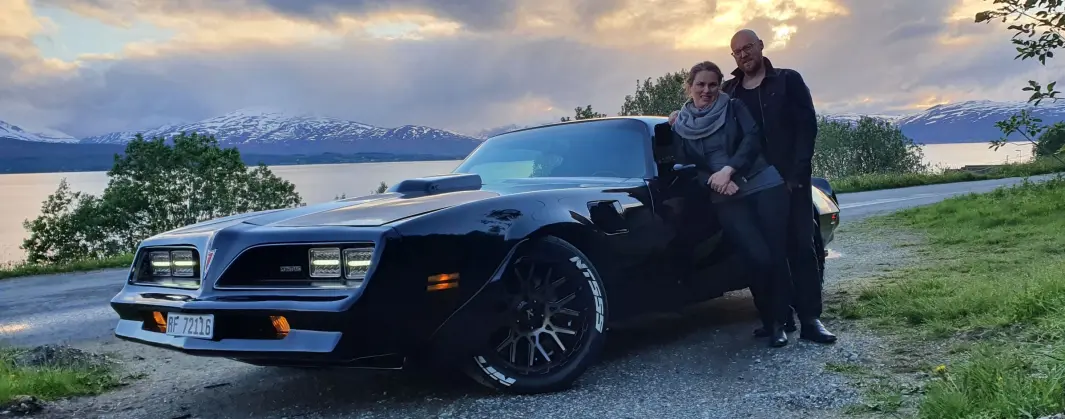 <span class="font-weight-bold" data-lab-font_weight_desktop="font-weight-bold">LYNVINGEN:</span> Pontiac Trans Am-eier Sigurd Sagatun og samboer Marita Pedersen i Tromsø skaper noe nær lyn og torden når de kommer kjørende i muskelbilen. <span class="font-weight-bold" data-lab-font_weight_desktop="font-weight-bold">LYNVINGEN:</span> Pontiac Trans Am-eier Sigurd Sagatun og samboer Marita Pedersen i Tromsø skaper noe nær lyn og torden når de kommer kjørende i muskelbilen.