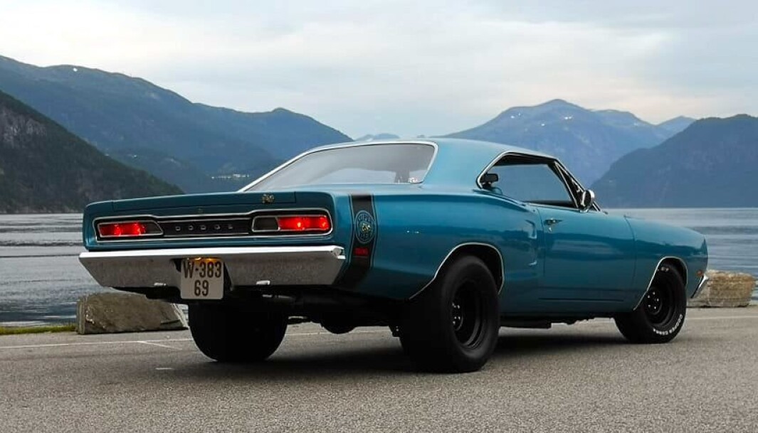<span class="font-weight-bold" data-lab-font_weight_desktop="font-weight-bold">BAKENFOR FJELLA: </span>Walther Svorkås Eide mener sommeren blir bedre med Dodge Super Bee og bryr seg lite om folk kaller amerikansk bil med ekstra krefter for «pony car» eller «muscle car» . <span class="font-weight-bold" data-lab-font_weight_desktop="font-weight-bold">BAKENFOR FJELLA: </span>Walther Svorkås Eide mener sommeren blir bedre med Dodge Super Bee og bryr seg lite om folk kaller amerikansk bil med ekstra krefter for «pony car» eller «muscle car» .