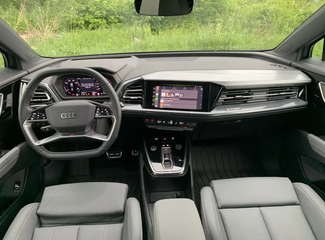 <span class=" font-weight-bold" data-lab-font_weight_desktop="font-weight-bold">REN AUDI-STIL:</span> Førermiljøet i testbilen er helt på høyden med det vi forventer av en premium-bil. Vær oppmerksom på at svært mye av det du ser her koster ekstra, og det er fort gjort å ende opp med en sluttsum på 650.000 - 750.000 kroner. Da har bilen vel å merke også det meste for å tilfredsstille den kresne Audi-kunde - mens den typiske VW- eller Skoda-kunden vil måtte grave ekstra dypt i lommeboken for å få billett til klassereisen. <span class=" font-weight-bold" data-lab-font_weight_desktop="font-weight-bold">REN AUDI-STIL:</span> Førermiljøet i testbilen er helt på høyden med det vi forventer av en premium-bil. Vær oppmerksom på at svært mye av det du ser her koster ekstra, og det er fort gjort å ende opp med en sluttsum på 650.000 - 750.000 kroner. Da har bilen vel å merke også det meste for å tilfredsstille den kresne Audi-kunde - mens den typiske VW- eller Skoda-kunden vil måtte grave ekstra dypt i lommeboken for å få billett til klassereisen.