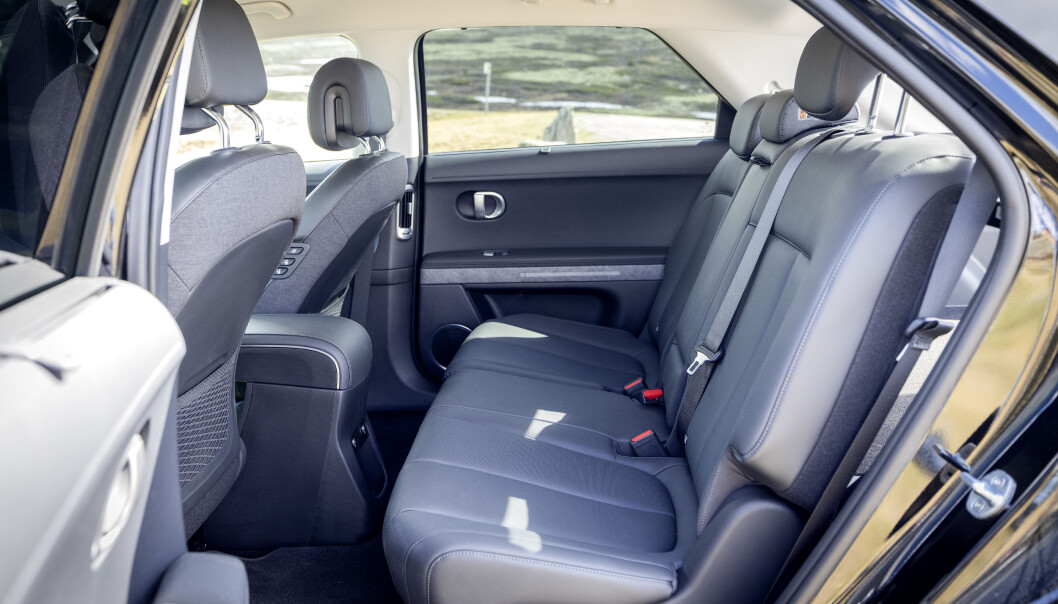 <span class=" font-weight-bold" data-lab-font_weight_desktop="font-weight-bold">LIMOUSINE:</span> Beinplassen i baksetet er alt fra formidabel til begrenset, avhengig av hvor langt fram man skyver baksetene. Disse har også varme. <span class=" font-weight-bold" data-lab-font_weight_desktop="font-weight-bold">LIMOUSINE:</span> Beinplassen i baksetet er alt fra formidabel til begrenset, avhengig av hvor langt fram man skyver baksetene. Disse har også varme.