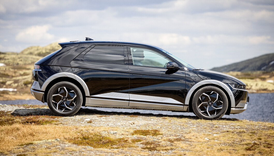 <span class=" font-weight-bold" data-lab-font_weight_desktop="font-weight-bold">NY PROFIL:</span> Det er bare å venne seg til denne profilen i trafikken. Fra siden ser Ioniq 5 ut som en storvokst kombi fra 80-tallet med noen tøffe detaljer og designgrep. <span class=" font-weight-bold" data-lab-font_weight_desktop="font-weight-bold">NY PROFIL:</span> Det er bare å venne seg til denne profilen i trafikken. Fra siden ser Ioniq 5 ut som en storvokst kombi fra 80-tallet med noen tøffe detaljer og designgrep.