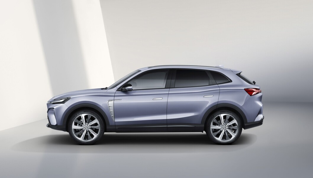 <span class=" font-weight-bold" data-lab-font_weight_desktop="font-weight-bold">LANG: </span>Modellen er tre centimeter lenge enn Skoda Enyaq. Men plassutnyttelsen virker ikke like bra. Bagasjerommet er ganske lite. <span class=" font-weight-bold" data-lab-font_weight_desktop="font-weight-bold">LANG: </span>Modellen er tre centimeter lenge enn Skoda Enyaq. Men plassutnyttelsen virker ikke like bra. Bagasjerommet er ganske lite.